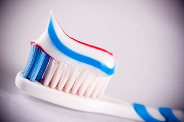 10 Reasons To Stop Using Store Bought Toothpaste & Natural Alternatives ...